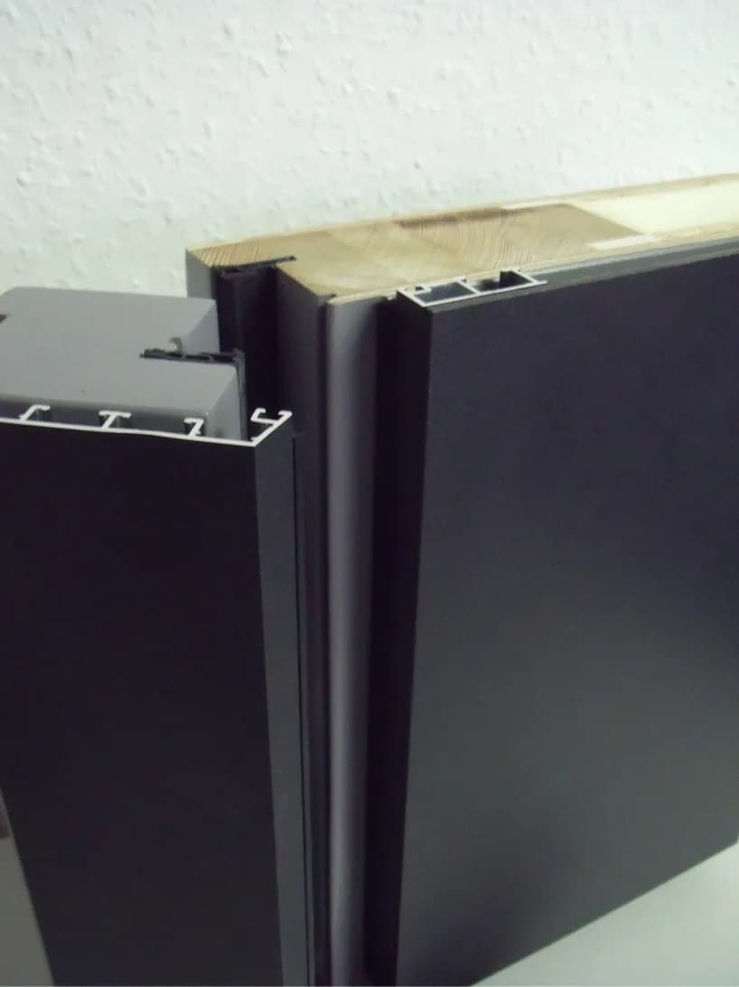 Przekrój drzwi drewnianych LUPOL z zewnętrzną nakładką aluminiową