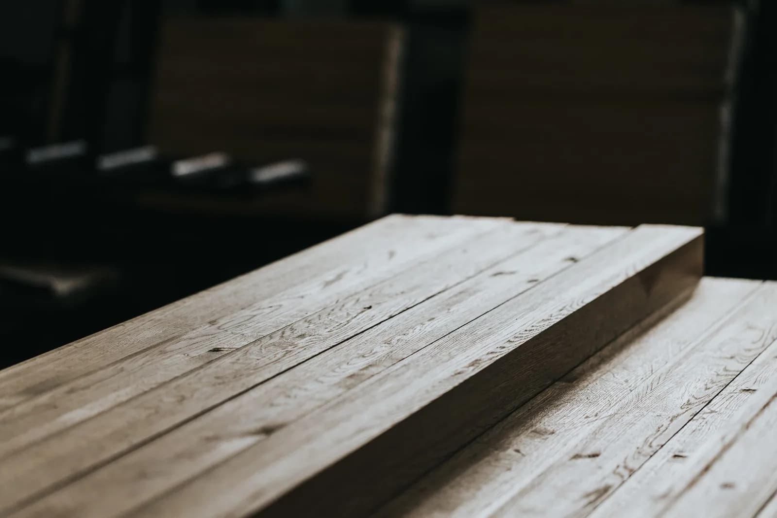 Naturalne drewno wykorzystywane do produkcji drzwi wejściowych LUPOL